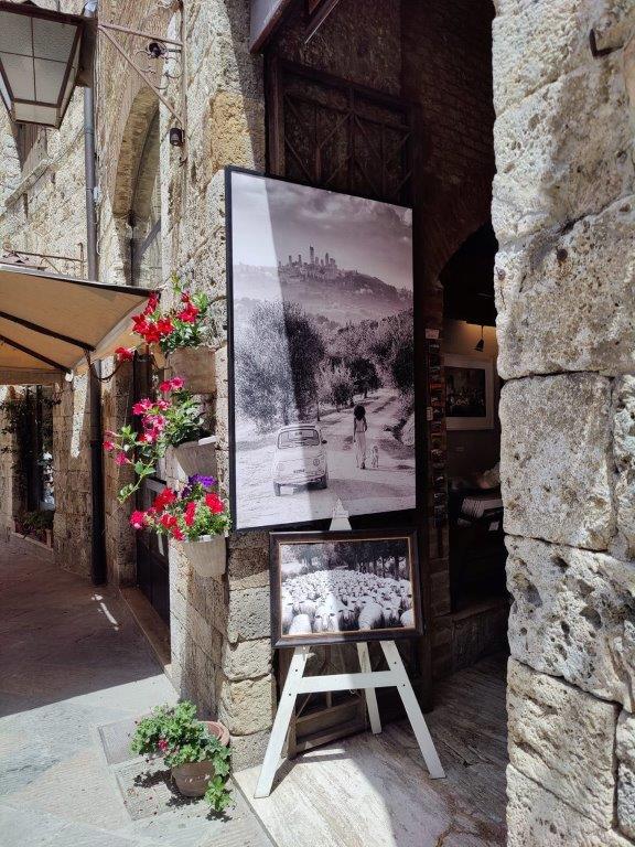Black and white photos on display Photos Fontanelli in San Gimignano